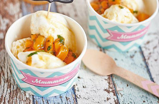 Frozen Joghurt mit Mango Topping