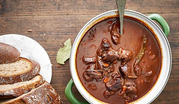 Wildschweinragout mit aMust Cranberry Portweinsauce